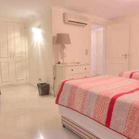 Sleeps 8 With Pool Air Con And Wifi *