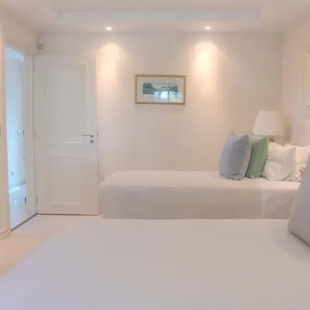 Βίλα Sleeps 8 With Pool Air Con And Wifi