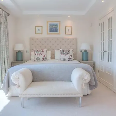 Sleeps 8 With Pool Air Con And Wifi Βίλα