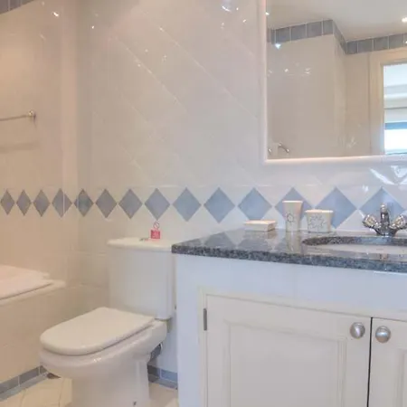 Sleeps 8 With Pool Air Con And Wifi