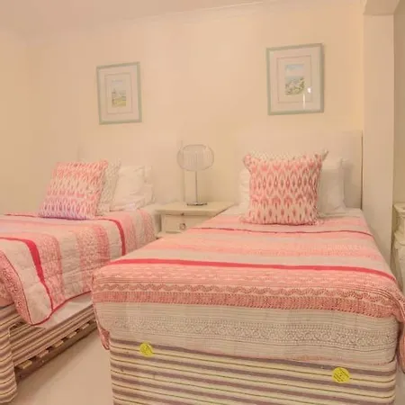 Βίλα Sleeps 8 With Pool Air Con And Wifi *