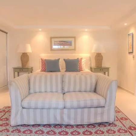 Sleeps 8 With Pool Air Con And Wifi Willa