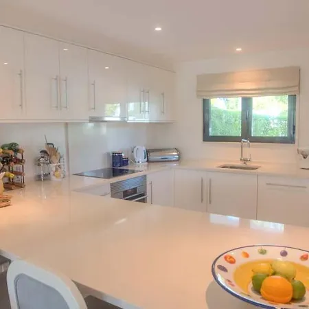 Vila Sleeps 8 With Pool Air Con And Wifi *